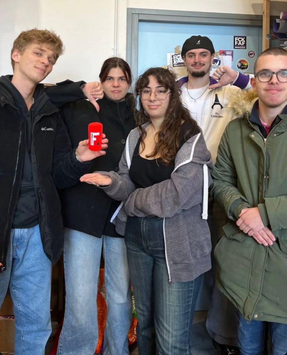 Pascal11703's tweet photo. Des miliciens fascistes de #UnionPirate qui ont agressés  PHYSIQUEMENT des journalistes de #Frontières, cassés pour 8000€ de matériel.
Ils revendiquent cette agression en publiant photos et vidéos.   
Mais une député #LFI les défend ! 
En meme temps, elle valide les méthodes du député de son parti @ArnaultRaphael.
Merci a LFI de montrer son hideux visage.

#LFI_islamo_gauchistes_fascistes