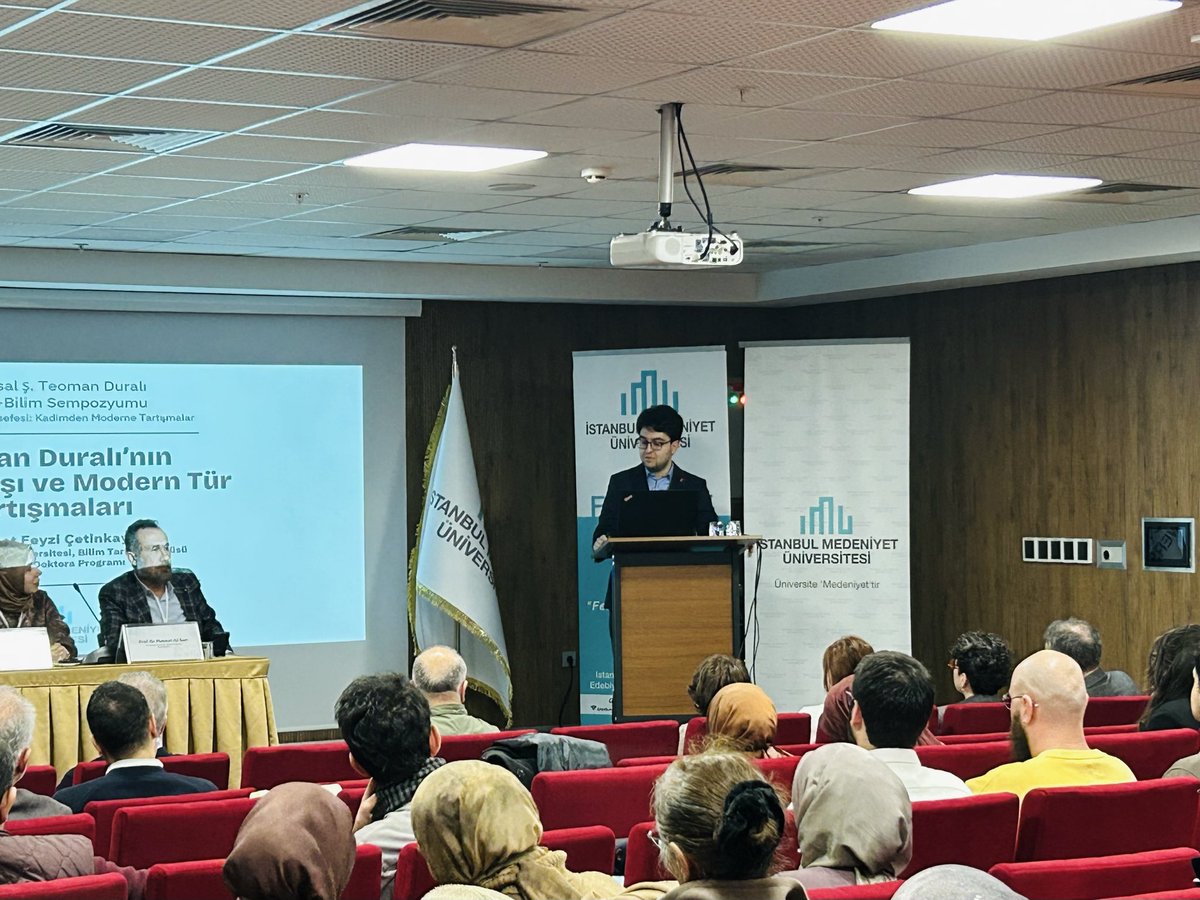 Sekizinci oturum Mehmet Feyzi ÇETİNKAYA’nın “Teoman Duralı’nın Tür Anlayışı ve Modern Tür Tartışmaları” başlıklı sunumuyla devam ediyor.