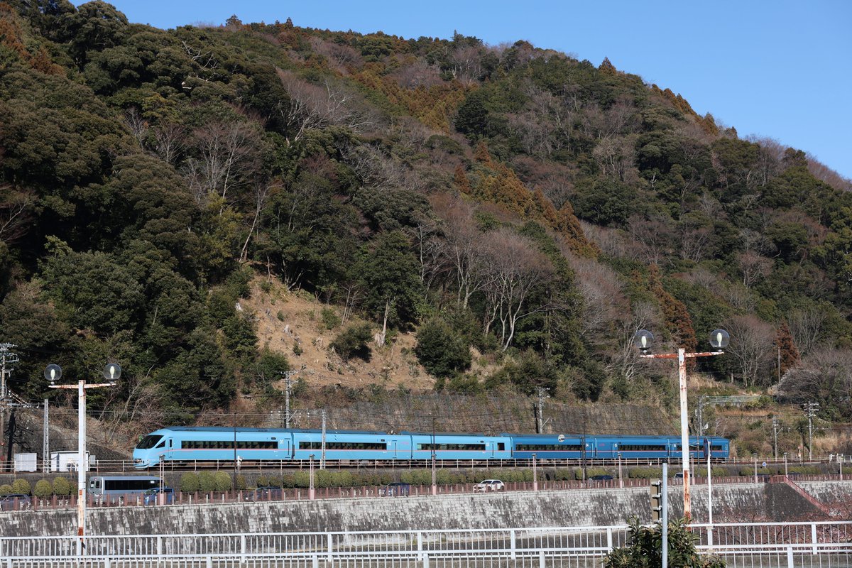 V_Alpinism's tweet photo. 露出設定ミスったかのようなラッピングMSE
湯本の伐採が目立つ… https://t.co/OUHF8IbOha