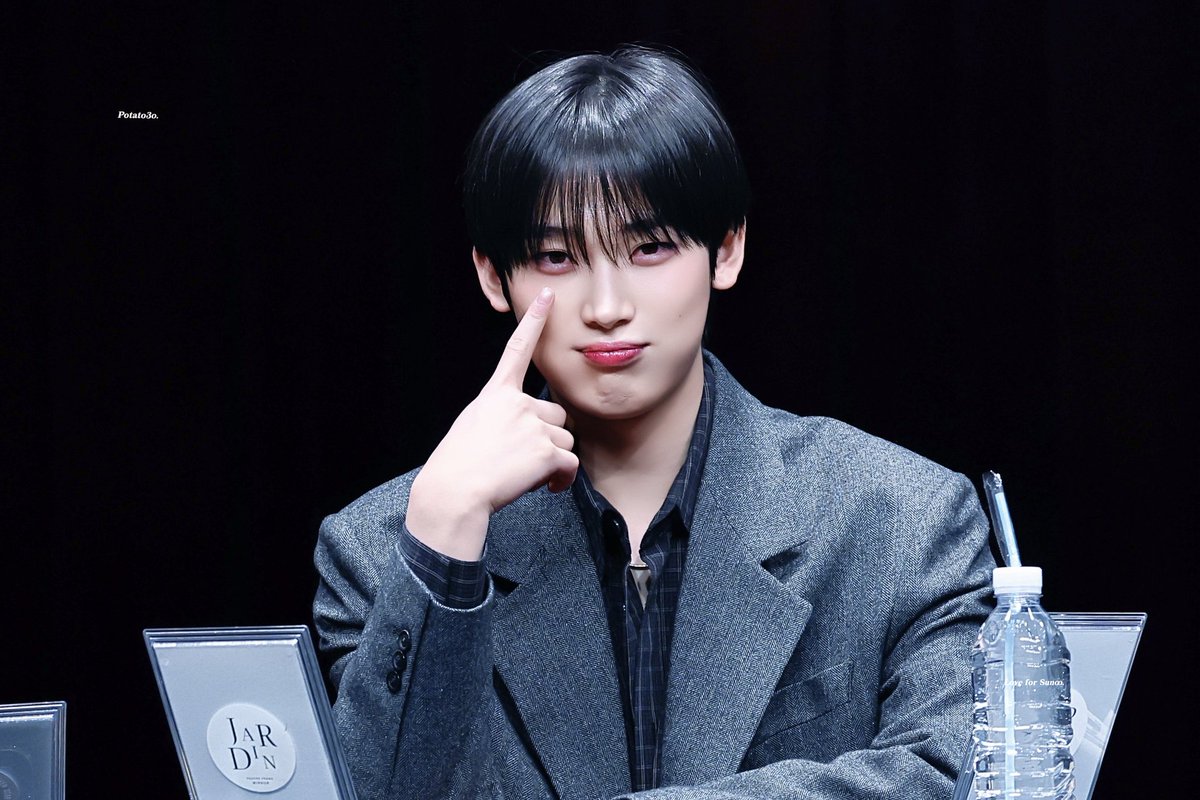 acarinadeww's tweet photo. male sub.... save me.... #deonsseni https://t.co/BOycDPGRz9