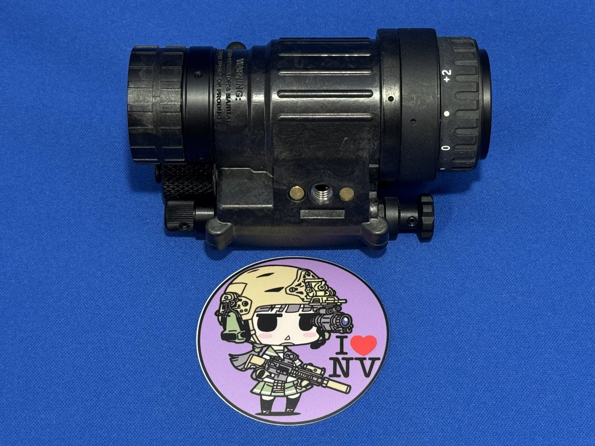 お待たせしました。新作ステッカーをリリースさせて頂きます。夜眼鏡スキーな皆さま、この機会に如何でしょうか？🤪

『初手四眼じゃねぇか馬鹿野郎！』
サイズ:118×80mm
800円

『I❤️NV(PVS14)』
サイズ:直径60mm
500円

#ミリタリー物販