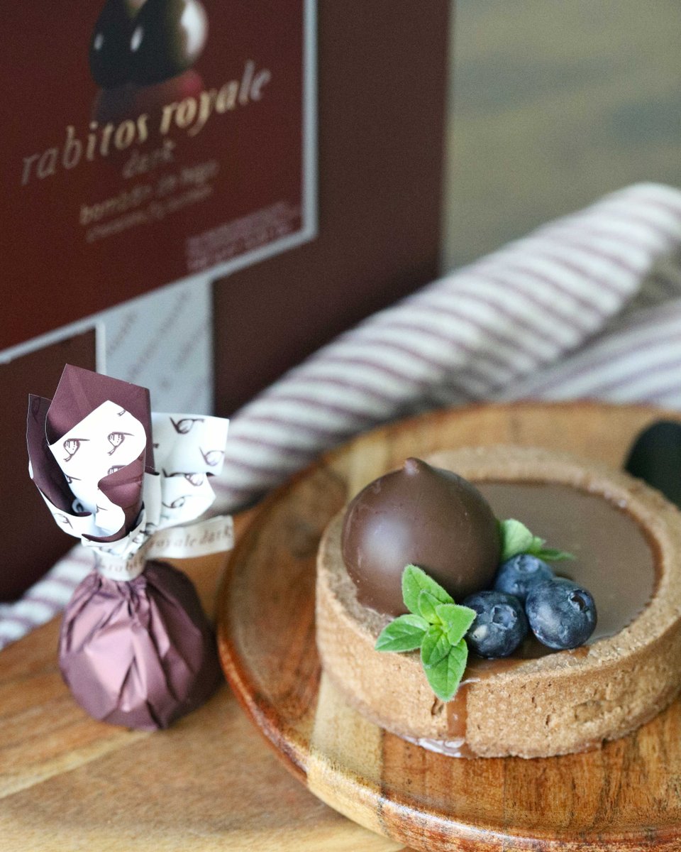 rabitosroyale's tweet photo. ¡Disfruta de una espectacular #TartaletaDeChocolate y arándanos con nuestros deliciosos #Rabitos Dark!
-
Enjoy a spectacular chocolate tart with blueberries and our delicious #RabitosRoyale Dark!
#BombonesDeHigo #ChocolateFigBonbon #ChocolateTart #Chocolate #bombones #bonbons https://t.co/kK09CsVGC5
