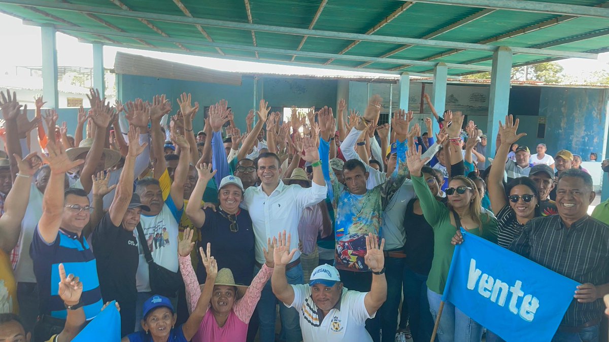 Ayer la parroquia San Rafael de Atamaica, municipio San Fernando, Edo Apure a casa llena después de 18 meses de persecución se organiza más firmes que nunca para terminar de una vez por todas de conseguir la libertad de nuestro país
<a href="/MariaCorinaYA/">María Corina Machado</a> <a href="/NahirMota/">Nahir Mota</a> <a href="/felixjmj/">Felix Moreno</a>