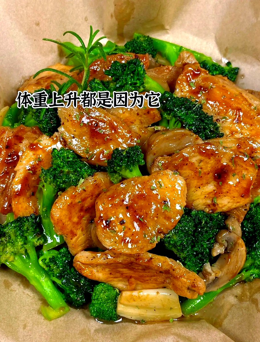 MandyP12153's tweet photo. 10分钟搞定香煎鸡胸肉！外焦里嫩超入味，撒点黑胡椒海盐就香哭，配蔬菜就是轻食餐，减脂党快码住～ https://t.co/NSQ38quobt