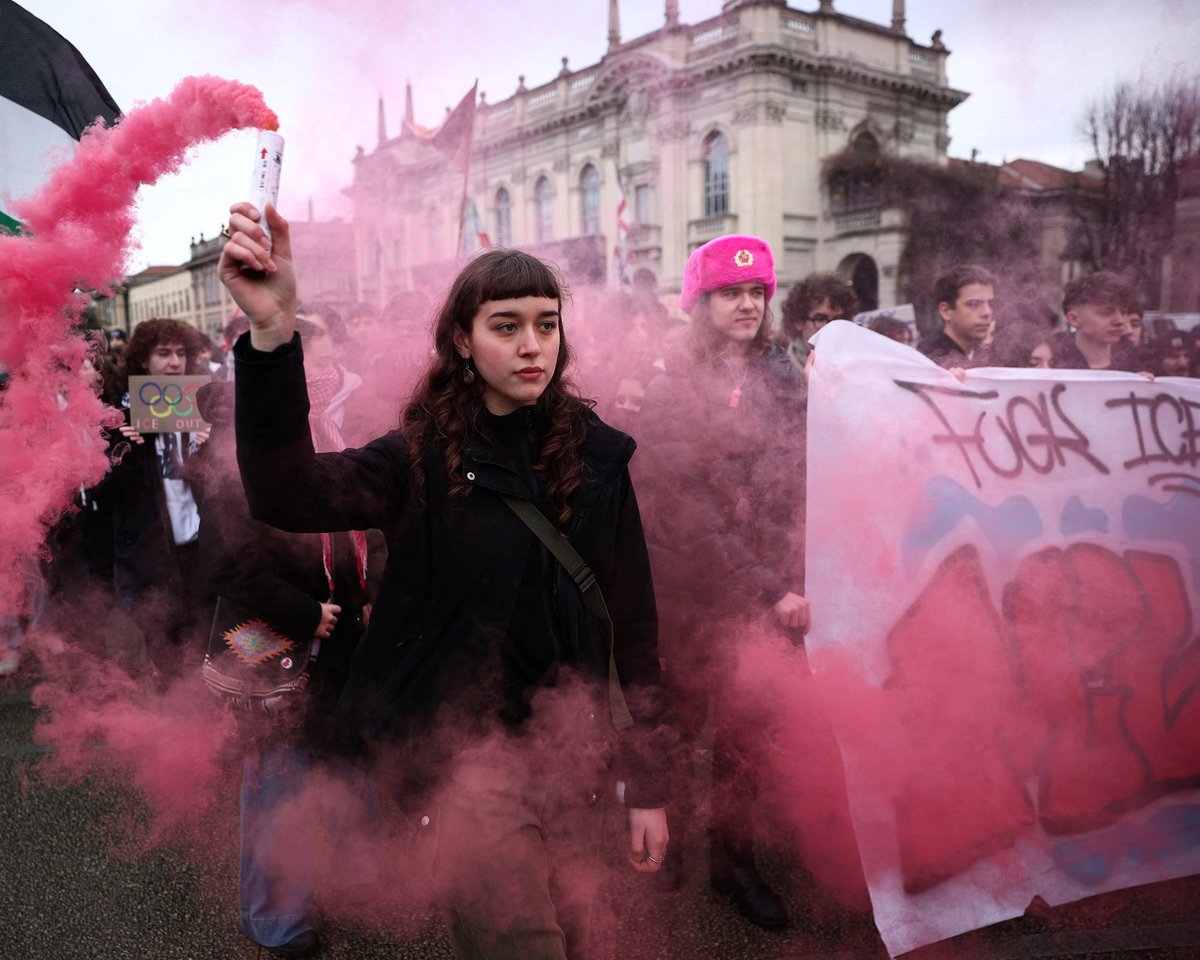 juanagallardo1's tweet photo. 🇮🇹🔥 Las protestas contra el ICE se vuelven internacionales. 
“Fuera ICE”, “A la mierda ICE” coreó un centenar de manifestantes en la sede de los Juegos Olímpicos de Milán contra la presencia de agentes estadounidenses en el país.
Se esperan más protestas esta tarde y el sábado https://t.co/iRkQkc3VNz
