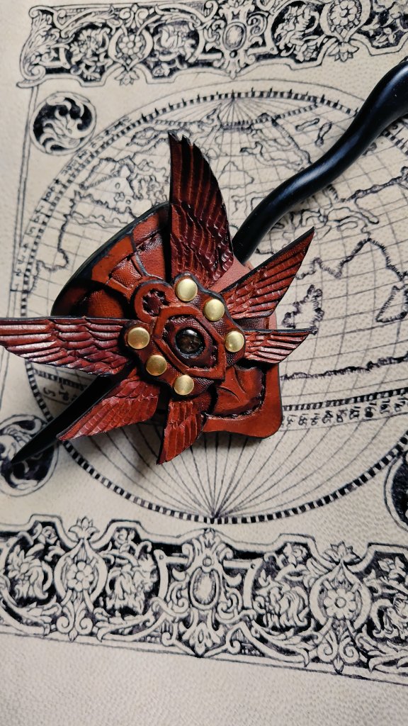 大天使のアクセサリーシリーズ完成です！
左から
ガブリエル(ペンダント)
ミカエル(ブローチ)
バングル(ラファエル)
髪留め(ルシフェル)

すべてのアクセサリーに本物の宝石を埋め込んであります！
貴方の守護天使はどの柱ですか！？

#毎日がファンタジー