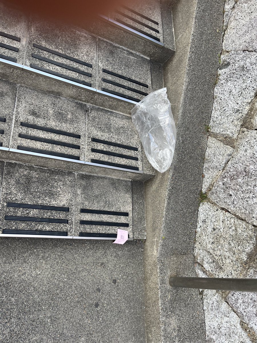 #一日一愛💖　2026.2.6
階段下の履き物を整え、水回りの跳ねを拭き、代表にお弁当のお裾分け🍱
今日も、感謝をしながら食べて下さいました😊
帰りに寄ったスーパーの🅿️からの階段の途中で空袋とレシート？を回収
自販機の前のペットボトルは自販機横の( ｡･･)/⌒🗑
公園沿いは最近枯葉もゴミも0️⃣✨