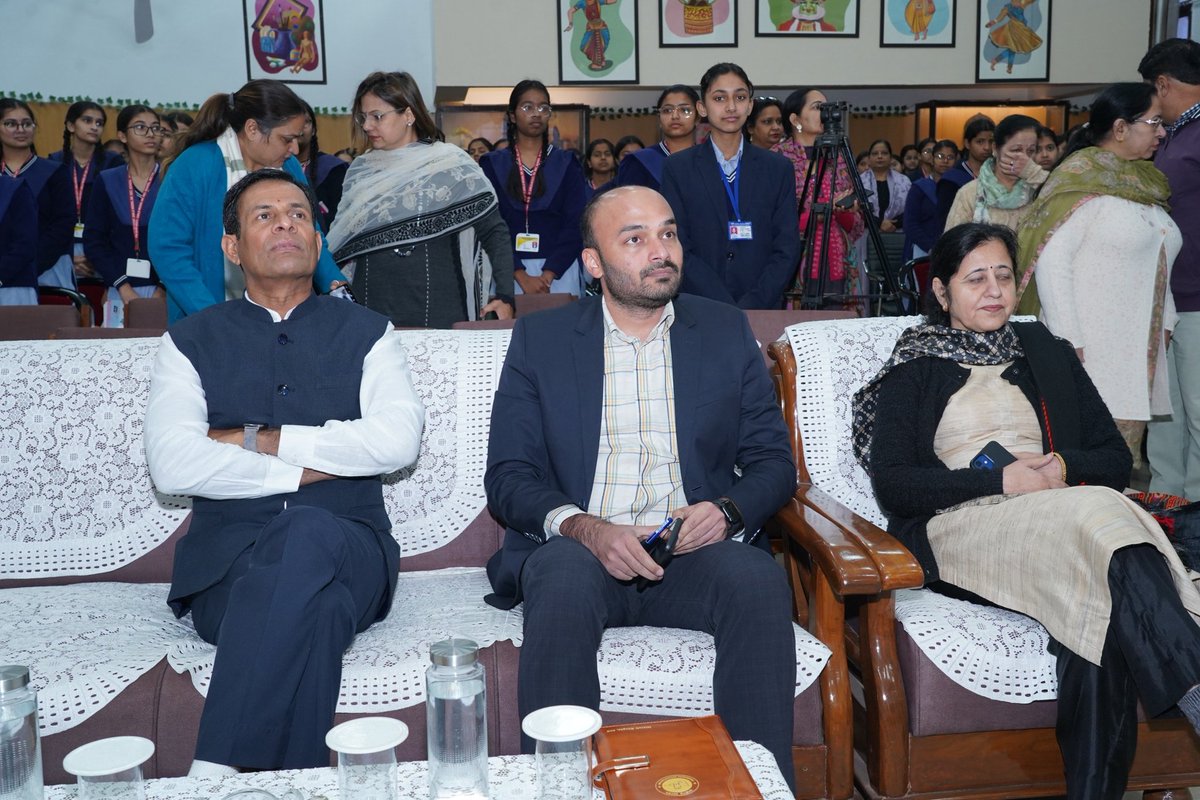 chandigarh_admn's tweet photo. Under the guidance of Hon’ble Chief Secretary Shri H. Rajesh Prasad, IAS, PM Shri Narendra Modi’s #ParikshaPeCharcha2026 at PM SHRI GGMSSS, Sector-18, Chandigarh inspired students with “Mann ko jodo, mann ko joto” - focus, discipline &amp; holistic growth beyond exams. 🇮🇳📘 https://t.co/l1bg7MxGyI