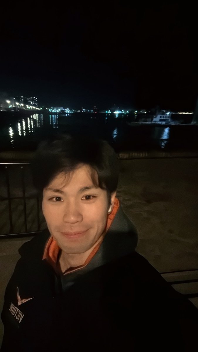 H_Nishimura1994's tweet photo. 事務所近くの海沿いを夜散歩！
今日は金曜日なので釣り人多め🎣 https://t.co/p3kCKacqQX