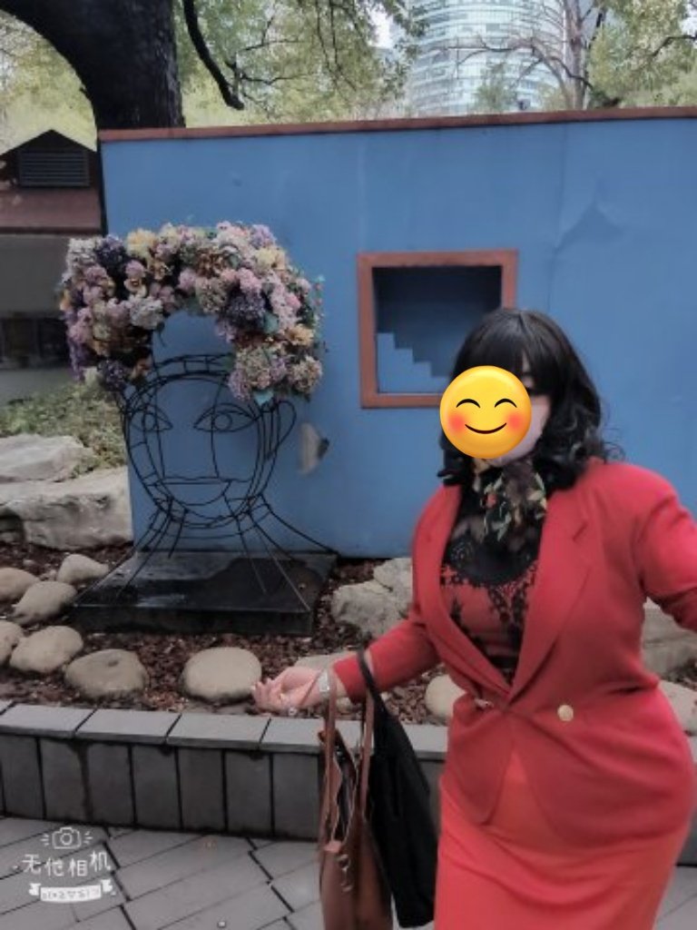 充滿花朵造型的一個花籃，後面仔細看看才發現是一個人臉造型。