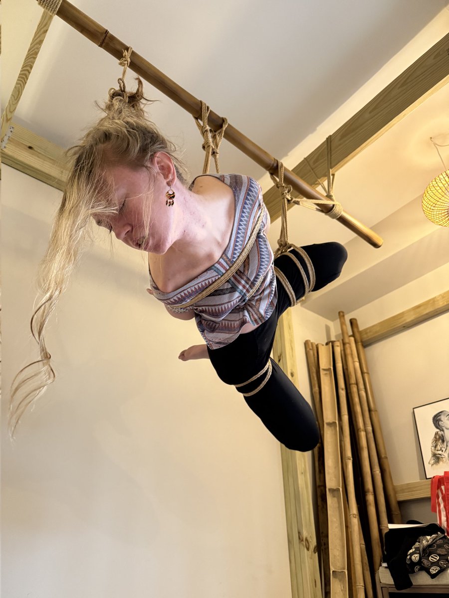 Melting into torsion 🫠 from the Kata 1 workshop at <a href="/BoundLarkRope/">Bound Lark Rope Studio</a>, rope/photo: <a href="/riggerodys/">Odys オディス 🇺🇸</a>, January 2026