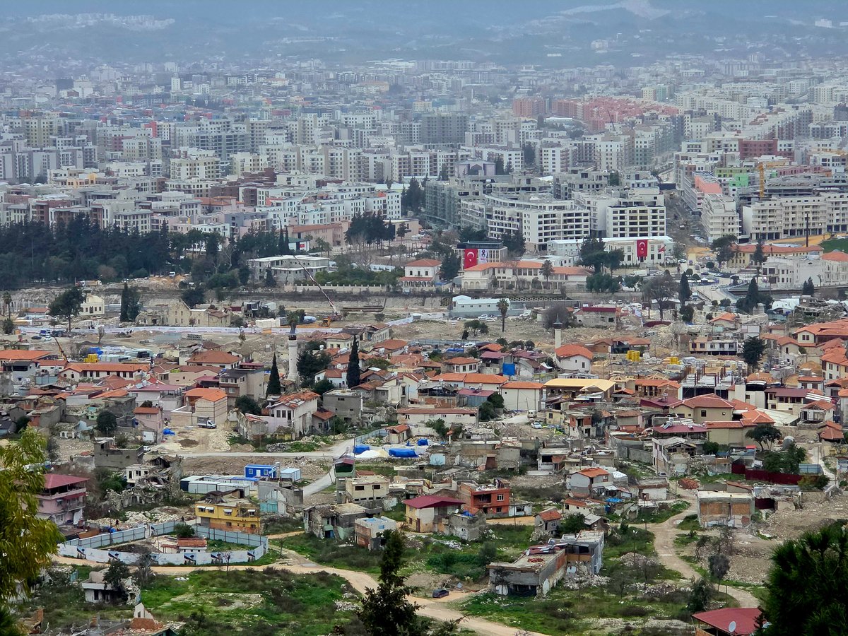 arkiteracom's tweet photo. Büyük felaketin üzerinden üç yıl geçti. O sabahtan beri takvimler hızla ilerliyor ama Antakya’da zaman sanki o sabahın karanlığında, kentin o tarihsel dokusuyla birlikte buz tuttu.
https://t.co/thtCGu6Zx6 https://t.co/j7H1eCtm1Z
