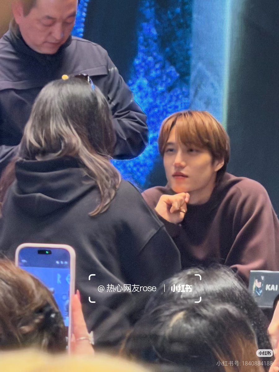 KAIst88's tweet image. jongin looking into the fan's eyes and listening to her with his breathtakingly handsome face😭