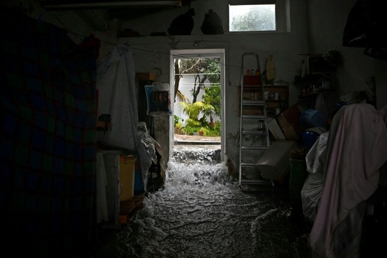 Madrid (AFP) - Tras varios días de precipitaciones excepcionales, las lluvias se esperan menos intensas este viernes en la península ibérica, donde la borrasca Leonardo obligó a evacuar a miles de personas en España y Po bit.ly/4tkaFaL