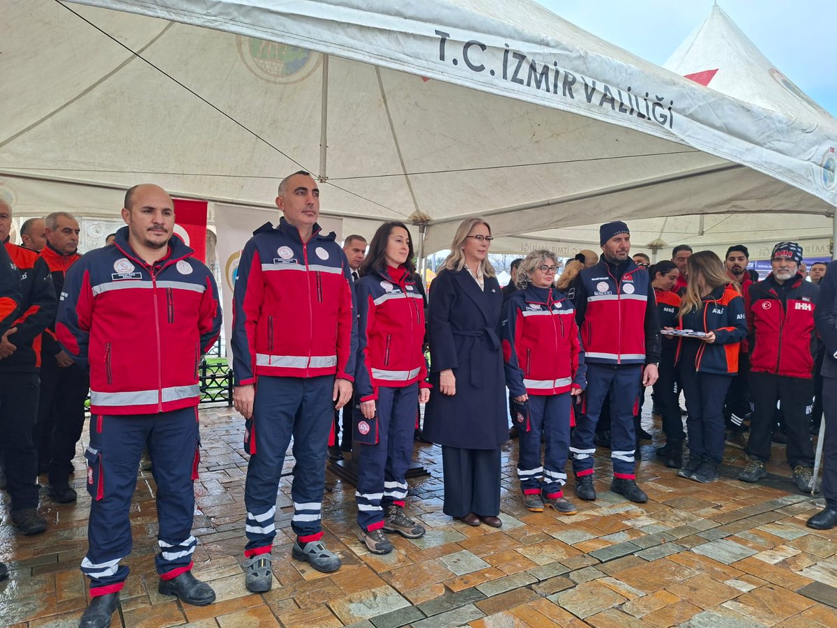 mebakubizmir's tweet photo. #6Şubat depremlerinin 3.yıldönümünde Konak Meydanında @izmirvaliligi himayeleri ve @izmirafad koordinesinde gerçekleştirilen anma törenine katıldık. Törende 2025 yılında akredite olan ekiplere Peç takdimi de yapıldı. https://t.co/sOhKMPlkDg