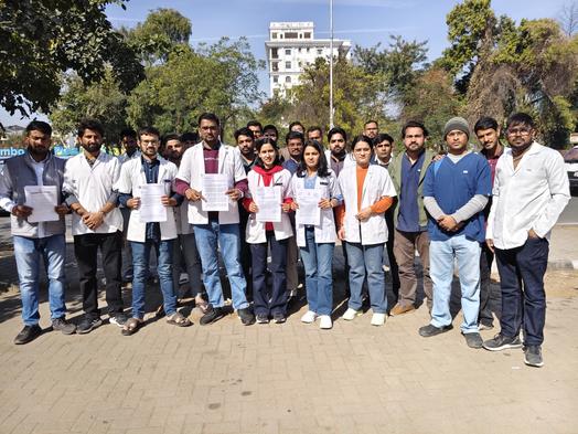 yudhveerbudania's tweet photo. 447 Veterinarian Interns, 1 मांग — परीक्षा तिथि बढ़ाओ!
अब उम्मीद सिर्फ माननीय मुख्यमंत्री से।
#447VeterinarianInterns #CMHelpVeterinarianStudents
@RajCMO @ZeeNews @NDTV_Rajasthan @BhajanlalBjp @ashokgehlot51 @1stIndiaNews @GovindDotasra @ani_digital https://t.co/2iYhash2MQ