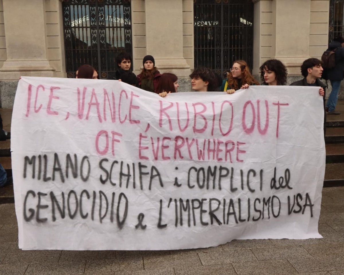 juanagallardo1's tweet photo. 🇮🇹🔥 Las protestas contra el ICE se vuelven internacionales. 
“Fuera ICE”, “A la mierda ICE” coreó un centenar de manifestantes en la sede de los Juegos Olímpicos de Milán contra la presencia de agentes estadounidenses en el país.
Se esperan más protestas esta tarde y el sábado https://t.co/iRkQkc3VNz