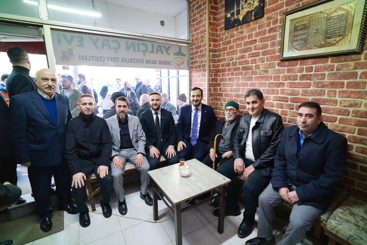 Cumadan sonra Küçükçekmeceli hemşehrilerimizleyiz. Hangi ilçemize gidersek gidelim, kıymetli hemşehrilerimizle bir araya gelmeyi, talimatları başta olmak üzere hoş sohbetlerine nail olmayı önemsiyoruz. Vatandaş asli ve bir numaralı muhatabımız, yol göstericimizdir. Hoş bulduk,