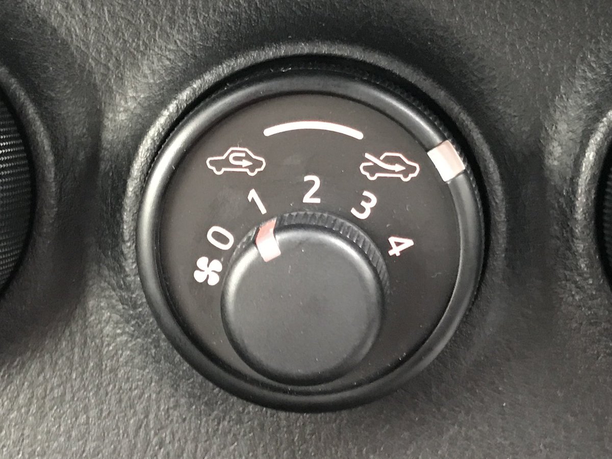 妻を迎えに行くまでちょっとうたた寝していたら、空に浮かぶ20メートル位の大きな内気循環スイッチに向かって両手広げて「なーいーきーじゅーんかーん！」て気持ち良く叫んだ所で目が覚めた。叫んではいなかったみたい。ちなみに機種は先代のヴィッツのこれ。はっきり覚えてる。