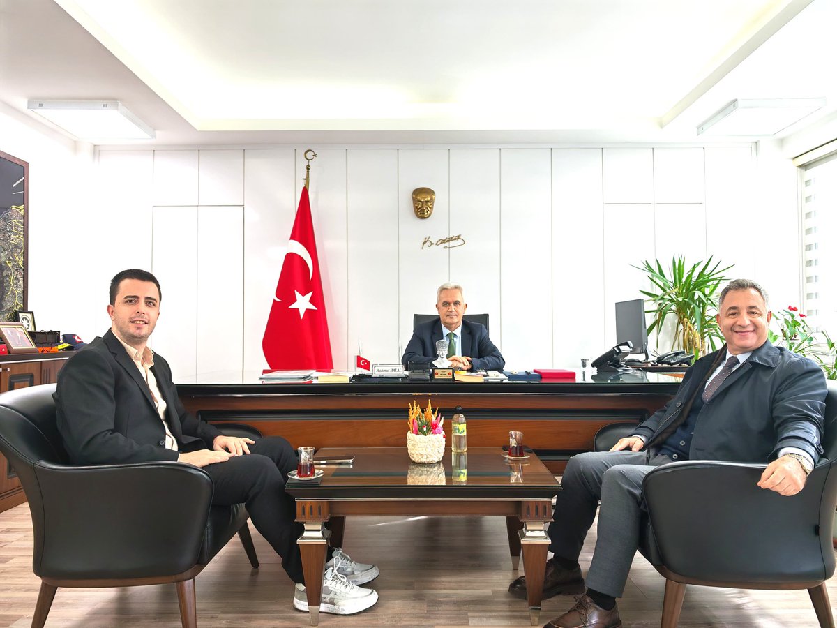 Balçova Kaymakamımız Sayın Mahmut Halhal’ı makamında ziyaret ettik. 
İlçemizin gelişimine dair karşılıklı görüş alışverişinde bulunduğumuz bu nazik kabulleri, misafirperverliği ve ev sahipliği için teşekkür ederiz.