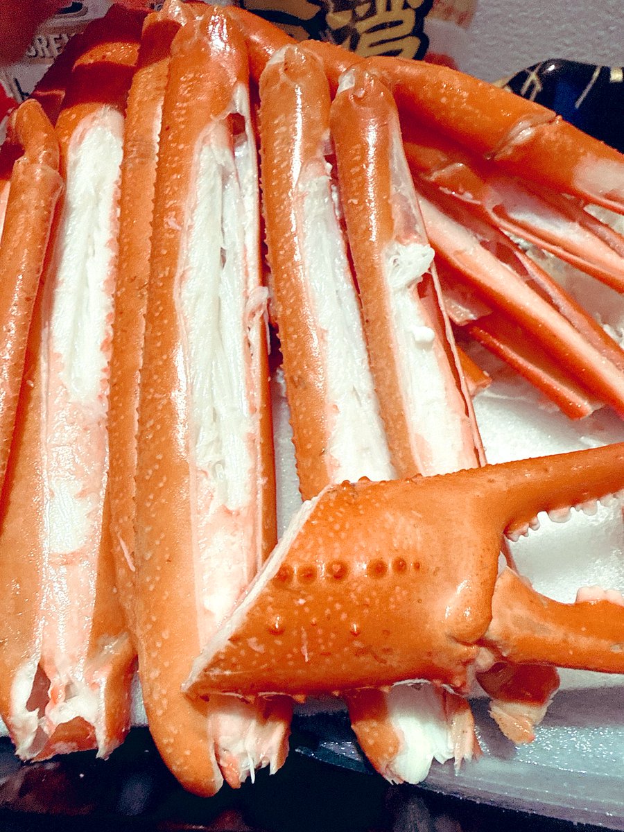 danjang1205's tweet image. 예전에 여행 블로그 글중에 그런 글을 본적이 있었다. Harves mart에서 매일 대게만 먹어도 본전이라는 🤔

이말 동감, 나름 실한 대게 한마리가 2만 3천원 밖에 안된다. 맛도 게못알인 와이프와 아들도 속초에서 한마리 15만원하던 거 보다도 차갑지만 이게 더 딴딴하고 맛있단다.😳

마끼는…오늘