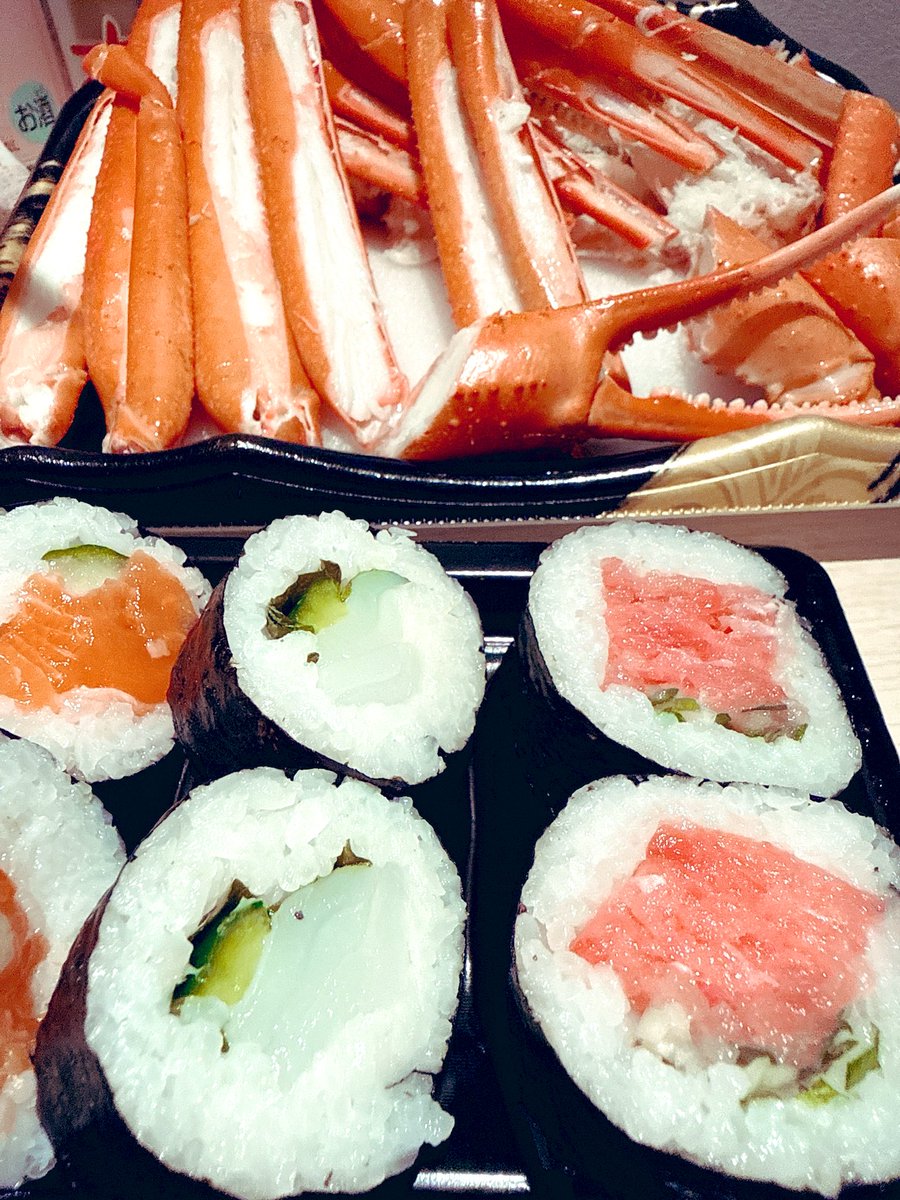 danjang1205's tweet image. 예전에 여행 블로그 글중에 그런 글을 본적이 있었다. Harves mart에서 매일 대게만 먹어도 본전이라는 🤔

이말 동감, 나름 실한 대게 한마리가 2만 3천원 밖에 안된다. 맛도 게못알인 와이프와 아들도 속초에서 한마리 15만원하던 거 보다도 차갑지만 이게 더 딴딴하고 맛있단다.😳

마끼는…오늘