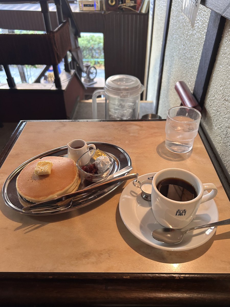 manomanokuma's tweet photo. 丸の内のヴェラムで紙を買った帰り、
そのまま歩いて、珈琲専門店 蘭へ

昔ながらの雰囲気のある内装
壁面がエジプトの壁画風なのが、なんか楽しくて

ホットケーキと珈琲でゆっくり…

珈琲専門店 蘭
https://t.co/bzriHqqeDl https://t.co/sk6vYa4Exf