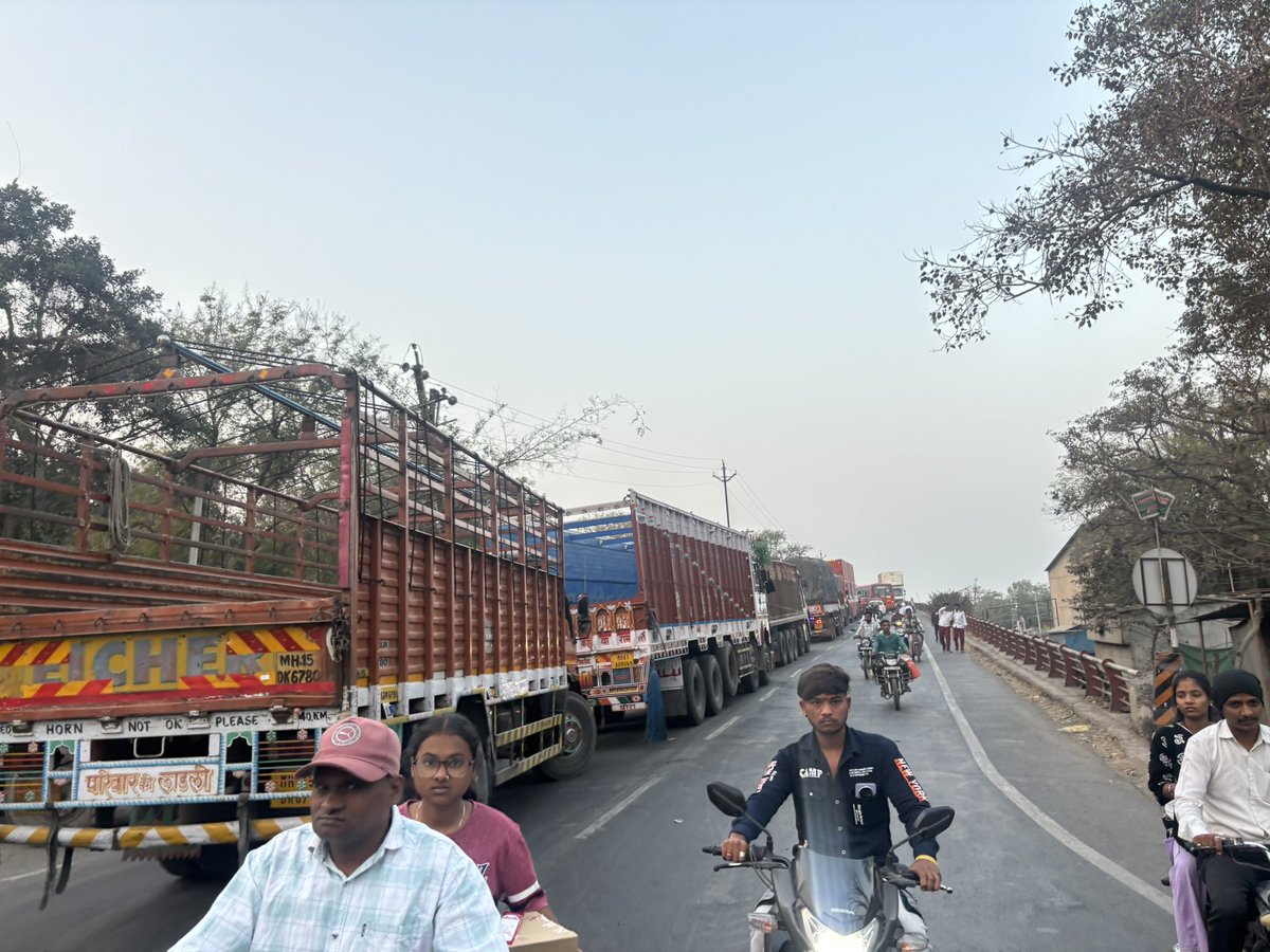 Prashant92W's tweet photo. मनमाड, 
मनमाड शहरात मोठ्या प्रमाणत वाहतूक कोंडी निर्माण झाली आहे. कृपया लक्ष द्यावे. 
@rtonashik @DGPMaharashtra https://t.co/R79X0Ghly8