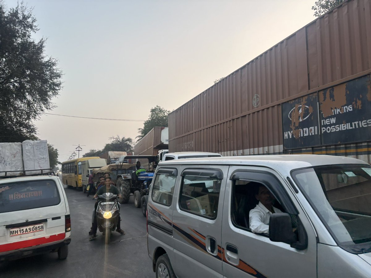 Prashant92W's tweet photo. मनमाड, 
मनमाड शहरात मोठ्या प्रमाणत वाहतूक कोंडी निर्माण झाली आहे. कृपया लक्ष द्यावे. 
@rtonashik @DGPMaharashtra https://t.co/R79X0Ghly8