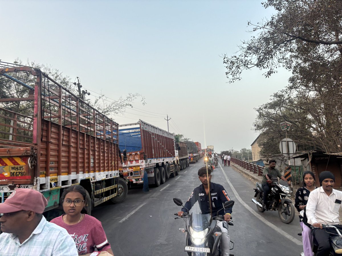 Prashant92W's tweet photo. मनमाड, 
मनमाड शहरात मोठ्या प्रमाणत वाहतूक कोंडी निर्माण झाली आहे. कृपया लक्ष द्यावे. 
@rtonashik @DGPMaharashtra https://t.co/R79X0Ghly8