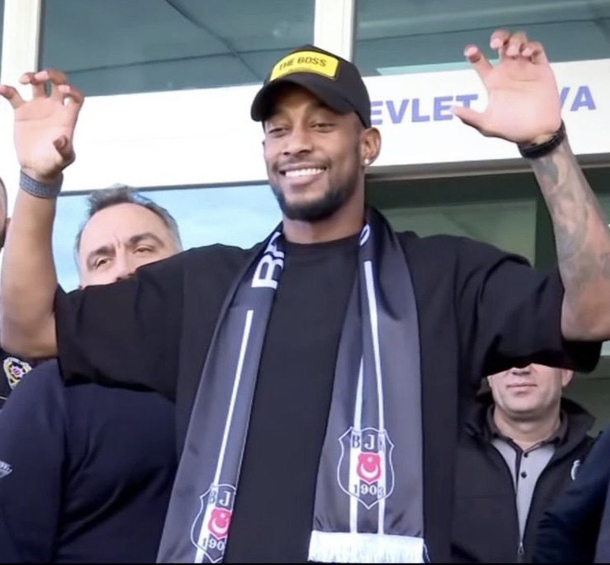 Veo un Amir feliz, un nuevo comienzo y nueva oportunidad, lo importante es aportar y llegar en buena forma a la cita mundialista 🇵🇦👋🏽 <a href="/Amir_Murillo62/">AM62👽</a>