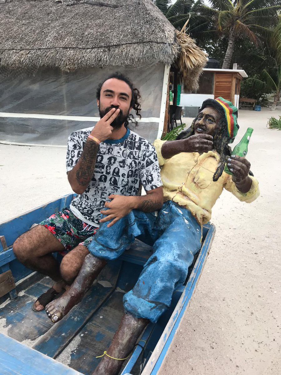 Seu__Music's tweet photo. Bom día 

Una foto de aquella ocasión que compartí palabra y cerveza con @bobmarley en Holbox 🇲🇽, algunos dirán que lo hice con IA 😅😅😅

Feliz aniversario de tu nacimiento king 💚💛❤️ https://t.co/CX38cEv5kS
