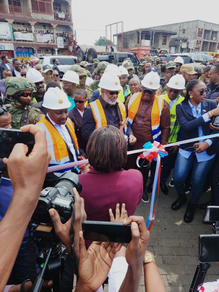 afcongo's tweet photo. RDC : FACE AU DÉCLIN INSTITUTIONNEL SOUS TSHILOMBO, L’AFC/M23 ÉMERGE COMME UNE ALTERNATIVE CRÉDIBLE

Pendant que le régime de Kinshasa se ridiculise dans des tournées touristiques inutiles, mendiant compassion et indulgence dans les capitales étrangères, le pays réel s’écroule. Le régime de Kinshasa parle, ment, voyage et pleurniche. L’Alliance Fleuve Congo/M23, elle, agit. Là où le régime a failli, une autorité réelle s’est installée. Là où le chaos régnait, l’ordre revient.

L’histoire ne se laisse plus tromper par les discours diplomatiques creux, ni par les communiqués d’autosatisfaction et les conférences de presse de Muyaya d’un régime totalement déconnecté des réalités dans les zones sous son contrôle. Elle s’écrit désormais sur le terrain : dans la poussière des routes reconstruites, dans le béton des infrastructures fonctionnelles et dans le regard soulagé de populations longtemps abandonnées. Le Nord-Kivu et le Sud-Kivu vivent une rupture historique : la fin du mensonge d’État.

Ce vendredi 6 février 2026, le coordonnateur politique de l’AFC/M23, Corneille Nangaa Yobeluo, a inauguré plusieurs chantiers stratégiques. Ces réalisations constituent une gifle politique infligée au régime touristique de Kinshasa. Elles démontrent, preuves à l’appui, que l’échec de l’État congolais n’est ni une fatalité ni une malédiction, mais le résultat d’une incompétence chronique, d’un mépris assumé pour les populations et d’un pillage organisé.

La visite de la haute hiérarchie de l’AFC/M23, conduite par Corneille Nangaa, avec Bertrand Bisimwa, Benjamin Mbonimpa et les autorités du Nord-Kivu et du Sud-Kivu, sur l’axe Vision 20/20 à Nyiragongo, est politiquement dévastatrice pour Kinshasa. Cette route, longtemps laissée à l’abandon par un régime incapable d’assurer ses fonctions élémentaires, renaît aujourd’hui sous une autorité présente, structurée et responsable. Là où le régime de Tshilombo a échoué, l’AFC/M23 a réussi à organiser.

La réhabilitation des infrastructures n’est pas un acte symbolique : c’est un acte de souveraineté de fait. Reconnecter les communautés, sécuriser les échanges, relancer l’économie locale, restaurer la dignité des populations : voilà ce que Kinshasa n’a jamais su, ni voulu, faire. Sur le terrain, les autorités de l’AFC/M23 ne promettent pas : elles exécutent. Sans excuses. Sans délais. Sans pleurnicher. Sans mensonges.

À Goma, capitale de la révolution, à Masisi, à Nyiragongo ainsi qu’au Sud-Kivu, la réalité est brutale pour le régime des incompétents de Kinshasa : en une seule année, l’AFC/M23 a fait ce que Kinshasa a été incapable de réaliser en huit ans. Sécurité effective, administration fonctionnelle, services publics opérationnels, infrastructures visibles, activité économique relancée. Ce sont des faits. Et les faits sont les pires ennemis d’un régime fondé sur la propagande mensongère.

Il ne s’agit plus d’un simple contraste. Il s’agit d’un verdict politique. Kinshasa gouverne par le verbe, l’alibi et la fuite. L’AFC/M23 gouverne par l’autorité, l’organisation et les résultats. Là où le régime Tshisekedi s’est illustré par l’improvisation, l’irresponsabilité et le gaspillage massif des ressources publiques dans des voyages inutiles, l’AFC/M23 a imposé une logique de travail et de responsabilité.

Le mythe de l’État congolais protecteur s’effondre. Le masque est tombé. Ce que Kinshasa appelait « gouvernance » n’était qu’une mise en scène. Ce que l’AFC/M23 démontre aujourd’hui, c’est qu’un régime incompétent et absent peut être remplacé par une autorité agissante.

Le Nord-Kivu et le Sud-Kivu avancent malgré tout avec l’AFC/M23. Et cette fois, ce ne sont ni des slogans ni des discours qui parlent, mais les routes, les infrastructures et la vie quotidienne retrouvée des populations. Le reste n’est plus qu’un bruit de fond.

Quand vous regardez vous-même Kinshasa, siège des institutions du régime Tshilombo, cela vous plaît-il ?

Réveillez-vous, chers compatriotes. Venez rejoindre la révolution de l’AFC/M23 pour l’avenir glorieux de notre beau pays, la République démocratique du Congo.

#DRCrisis
#CongoReality
#PeaceThroughAction
#NordKivu
#SudKivu
#Goma
#GouvernanceParLesResultats
#SouveraineteDeFait