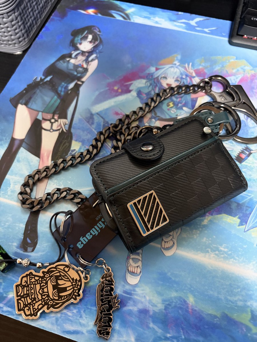 いつも配信を見てるPC周りと推し棚、周年記念グッズのキーケースになり