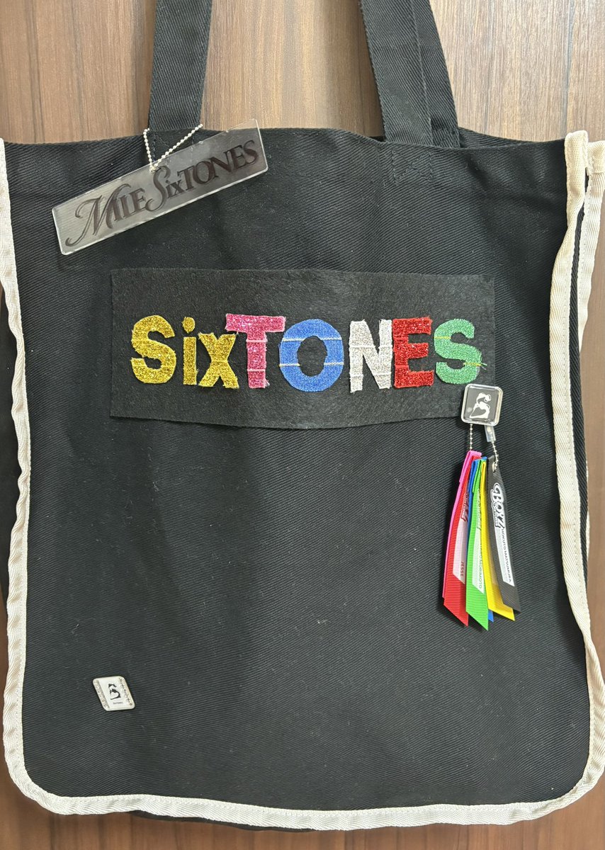yk_kj8's tweet photo. 明日は初SixTONESで、初1人参戦！！
たくさん予習もしたことだし、ちょっとの不安はありつつも、思いっきり楽しむぞー！！

アリツアに行けるのがワクワクで作ったバッグ、手作り感は満載だけれど自分的には満足🫶

#MILESixTONES https://t.co/DzPeI4BGfJ