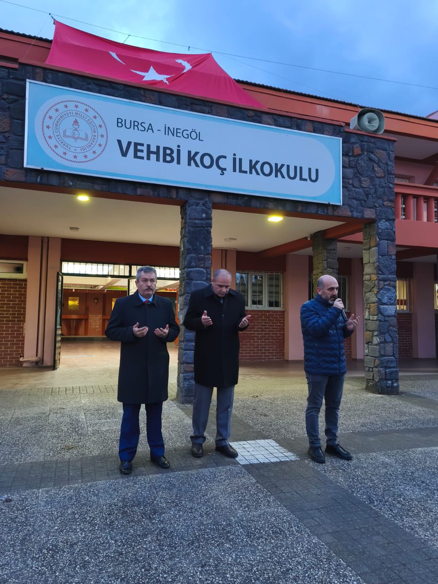 İlçe Millî Eğitim Müdürümüz Halil İbrahim Zengin, Vehbi Koç İlkokulunda düzenlenen anma programına katılarak 6 Şubat depremlerinde hayatını kaybeden vatandaşlarımız için öğrencilerimizle birlikte bir dakikalık saygı duruşunda bulundu. 
#TürkiyeminGücüneBak 🇹🇷
<a href="/halilbrhmzengin/">Halil İbrahim Zengin</a>