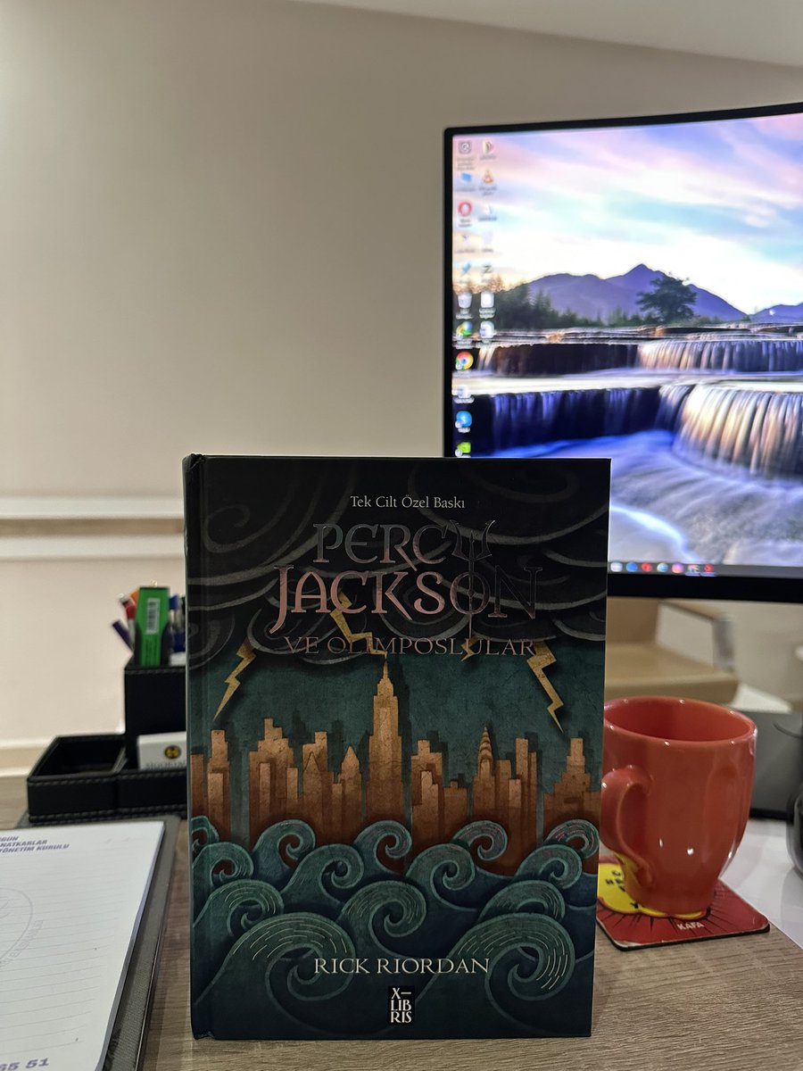 900 sayfa ve 9 günün ardından Percy Jackson macerasını bitiriyoruz. Yunan mitleri, olimpos yerleşkesi, titan savaşları hakkında verdiği bilgilerin yanında atıldığımız macera etkileyiciydi. Dostluk, fedakarlık, sevgi ve yalnızlık temalarını da işleyen roman benden geçti. 5/5