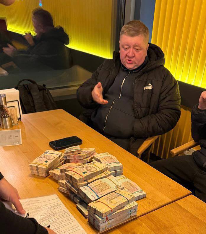 «Жалкая пачка дєнєг» та пересічний київський чиновник. 

Думаєте він якийсь впливовий топ-чиновник? Ні, це вже просто класика роботи чиновників Кличка. 

Микола Бугайов очолює у Кличка комунальну «Освітню агенцію міста Києва», працює там з 2017 року. Коля вимагав від підрядника