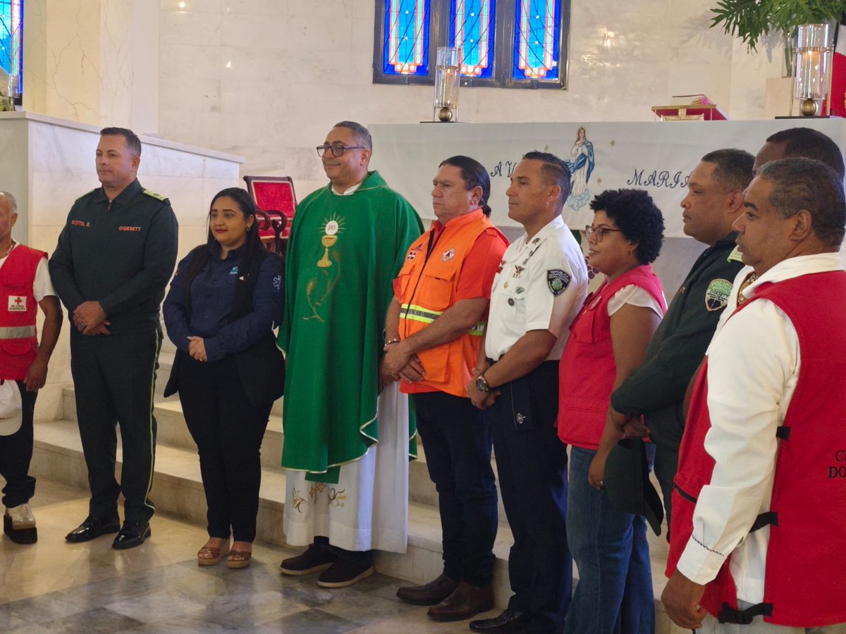 DefensaCivilRD's tweet photo. La #DefensaCivilRD en #SanchezRamirez participó en una misa de acción de gracias, donde nuestros miembros recibieron la bendición por sus buenos esfuerzos en preservar vidas ante situaciones de emergencia. https://t.co/LiAAm3OHe0