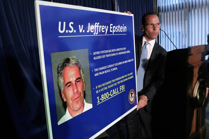 sputnik_afrique's tweet photo. Jeffrey Epstein a financé des tests en médecine régénérative pour prolonger sa vie – médias

Le délinquant sexuel recevait des factures pour des "études personnalisées sur la longévité" et envoyait des échantillons de son ADN, rapportent des médias se basant sur les courriels d'Epstein divulgués. 

"Epstein était inscrit au Personal Genome Project, un projet visant à étudier sa prédisposition génétique à diverses maladies", a déclaré Joseph Thakuria, alors médecin au Massachusetts General Hospital de Boston.

Un autre projet évoqué consistait à modifier ses cellules souches afin d'augmenter la longévité via la technologie CRISPR.