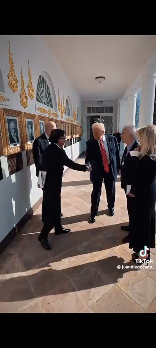 JANDR3S__'s tweet photo. Luis Carlos Vélez

🔸"Esas reuniones no terminan en eventos fotográficos".

🔸"La imagen tradicional en la Casa Blanca, frente a los dos mandatarios, al lado de la chimenea, eso se da cuando es una visita oficial".

🔸"No hay entrada protocolaria".

🔸"No lo recibe el Presidente" https://t.co/arzvRA3yG1