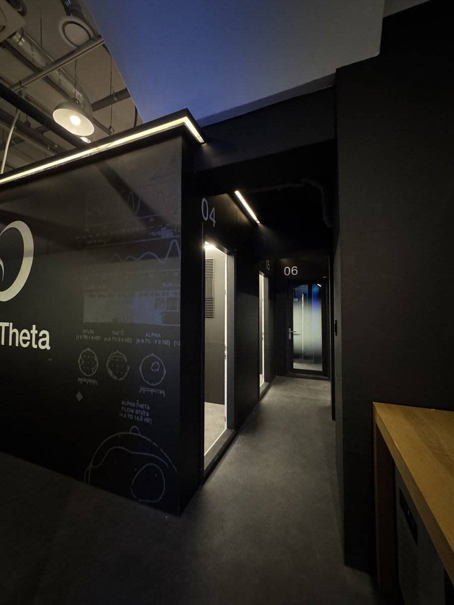 싸볼, 마이마이가 있는 우락실! 이 아니라 진짜 디제잉장비가 있는 스튜디오를 오픈했습니다. 압구정에 있구요! 특별히 리게이분들/동인음악 디제이 분들 에게는 할인을…! 제공해드릴 순 없구요, 연습하러 많이 와주세여… modsoundlab.com