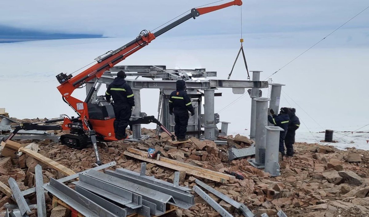 MalvinasData's tweet photo. 🇦🇷 CAV 2025-2026 🇦🇶
El personal de la CONAE que viajaba en el rompehielos ARA Almirante Irízar ya desembarcó en la BAC Belgrano II y está trabajando en los soportes para la instalación del sistema de antenas de la estación terrena. https://t.co/at9lFIlEiU