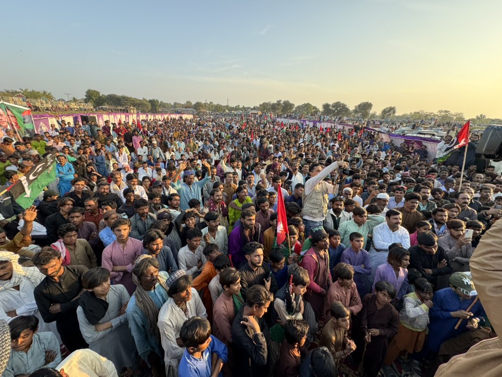 <a href="/BBhuttoZardari/">Bilawal Bhutto Zardari</a> Thankyou, the People of Hyderabad are grateful to you for the launch of 1 million paver phase 3