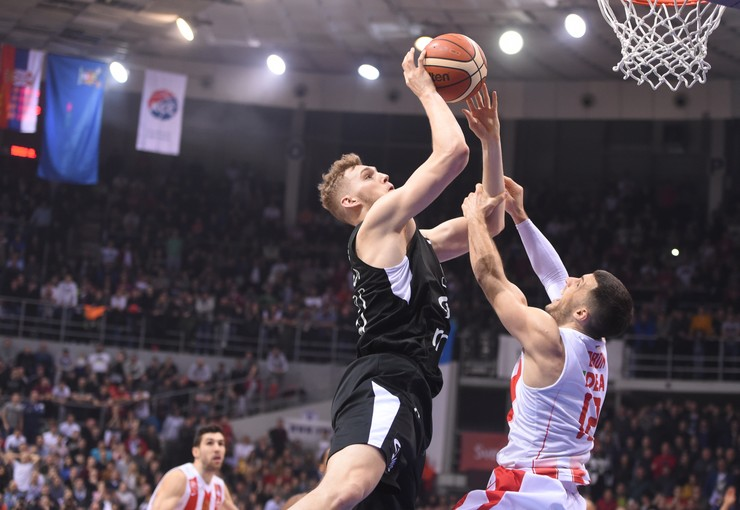 Reče cigan o praćenju košarke i ostane živ...doduše da im nije tito i služba odnela sve ono pedesetih bili bi oni bre oni ta svemirska sila koja pomera pravila i to se ne svira momenat