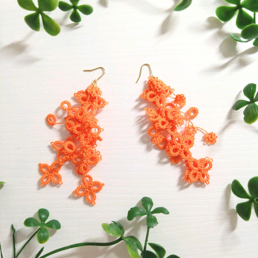 オレンジの軽やかなレースピアス。 繊細なタティングレースが耳元で