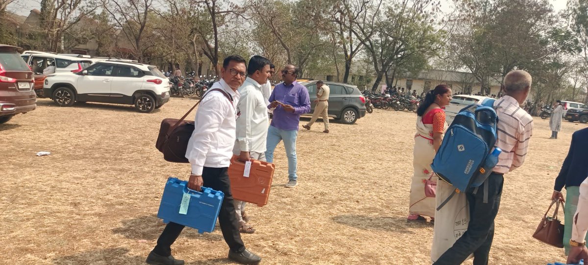 airnews_mumbai's tweet image. #Dharashiv: धाराशिव जिल्हा परिषदेच्या ५५ गट आणि आठ पंचायत समित्यांच्या मतदानासाठी कर्मचारी मतदान साहित्यासह मतदान केंद्रावर दाखल 

जिल्ह्यात सहा तालुक्यातील आठवडे बाजार उद्या बंद करण्यात आल्याचे जिल्हाधिकाऱ्यांनी आदेश दिले आहेत.

#ZPElection #PanchayatSamiti #JilhaParishad