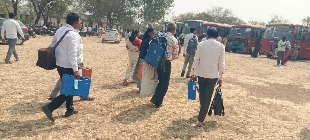 airnews_mumbai's tweet image. #Dharashiv: धाराशिव जिल्हा परिषदेच्या ५५ गट आणि आठ पंचायत समित्यांच्या मतदानासाठी कर्मचारी मतदान साहित्यासह मतदान केंद्रावर दाखल 

जिल्ह्यात सहा तालुक्यातील आठवडे बाजार उद्या बंद करण्यात आल्याचे जिल्हाधिकाऱ्यांनी आदेश दिले आहेत.

#ZPElection #PanchayatSamiti #JilhaParishad