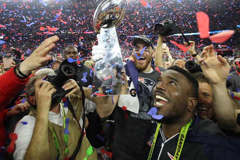 UDCHS's tweet photo. 🏈 Two Blue Hen alums. Two NFL teams. One Super Bowl.

@UDelawarePT alum Michael Akinbola heads to his 4th Super Bowl w/ the @patriots, while it's athletic training grad Jennifer Witt's 1st Big Game w/ the @seahawks.

Read more ⬇️

🔗 https://t.co/j4AgGMVEqL

#UDel #BlueHenPride https://t.co/2rbTzxpzj7