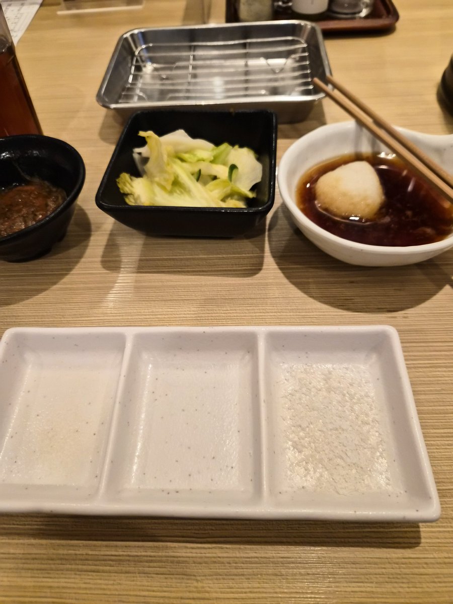 岡山にやってきた。
日本国内の移動は久しぶりに。
イオンに博多天ぷら「たかお」が入っているので、久しぶりに豚肉の天ぷらと野菜の天ぷらを5つ食べた。ブロッコリーが美味しかった。
あとは、ホテルでのんびり読書かな？
※写真は天ぷらが届く前｡